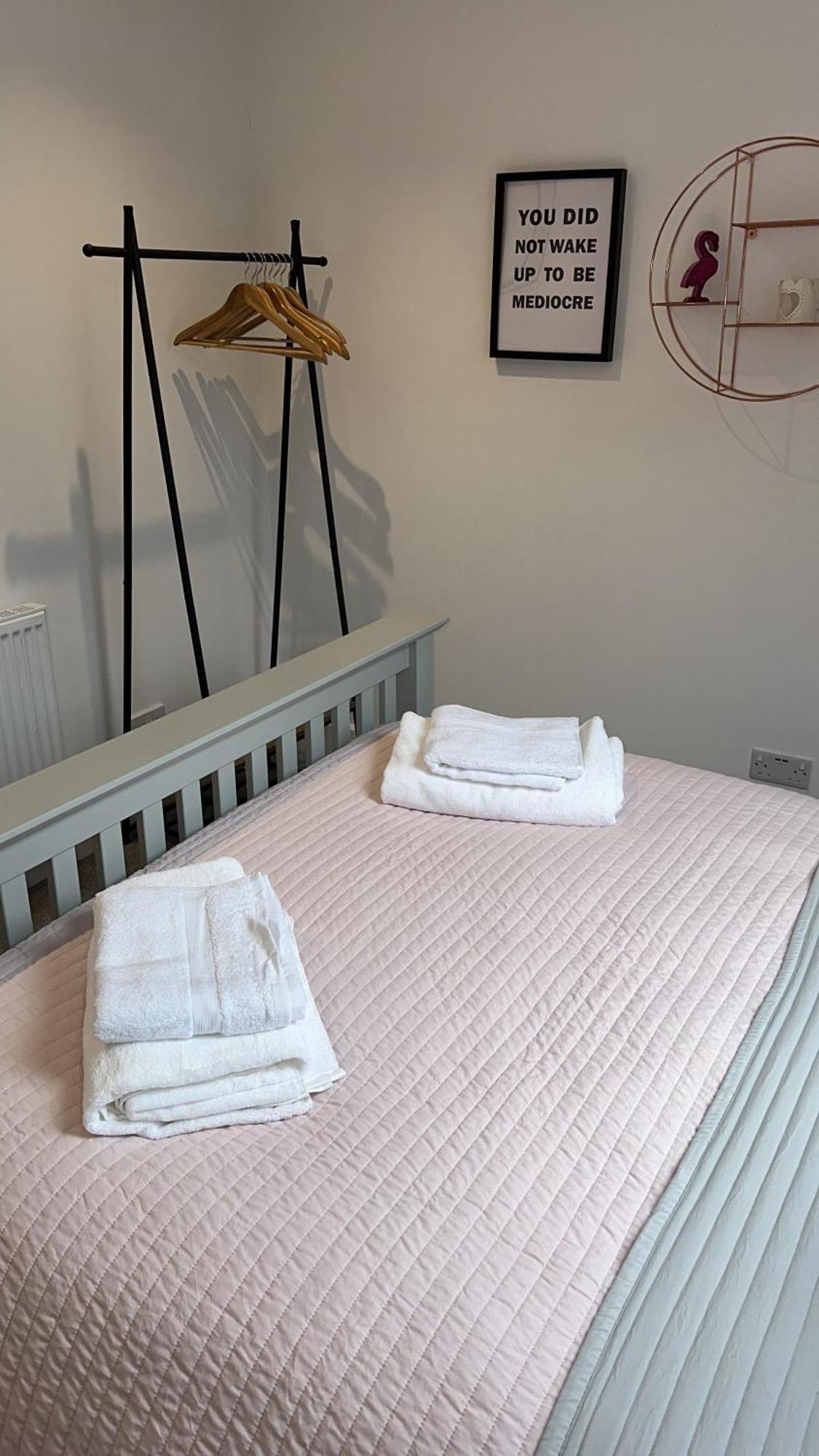 Modern Harrogate House Sleeps 10, Cinema Room & Hot Tub ภายนอก รูปภาพ